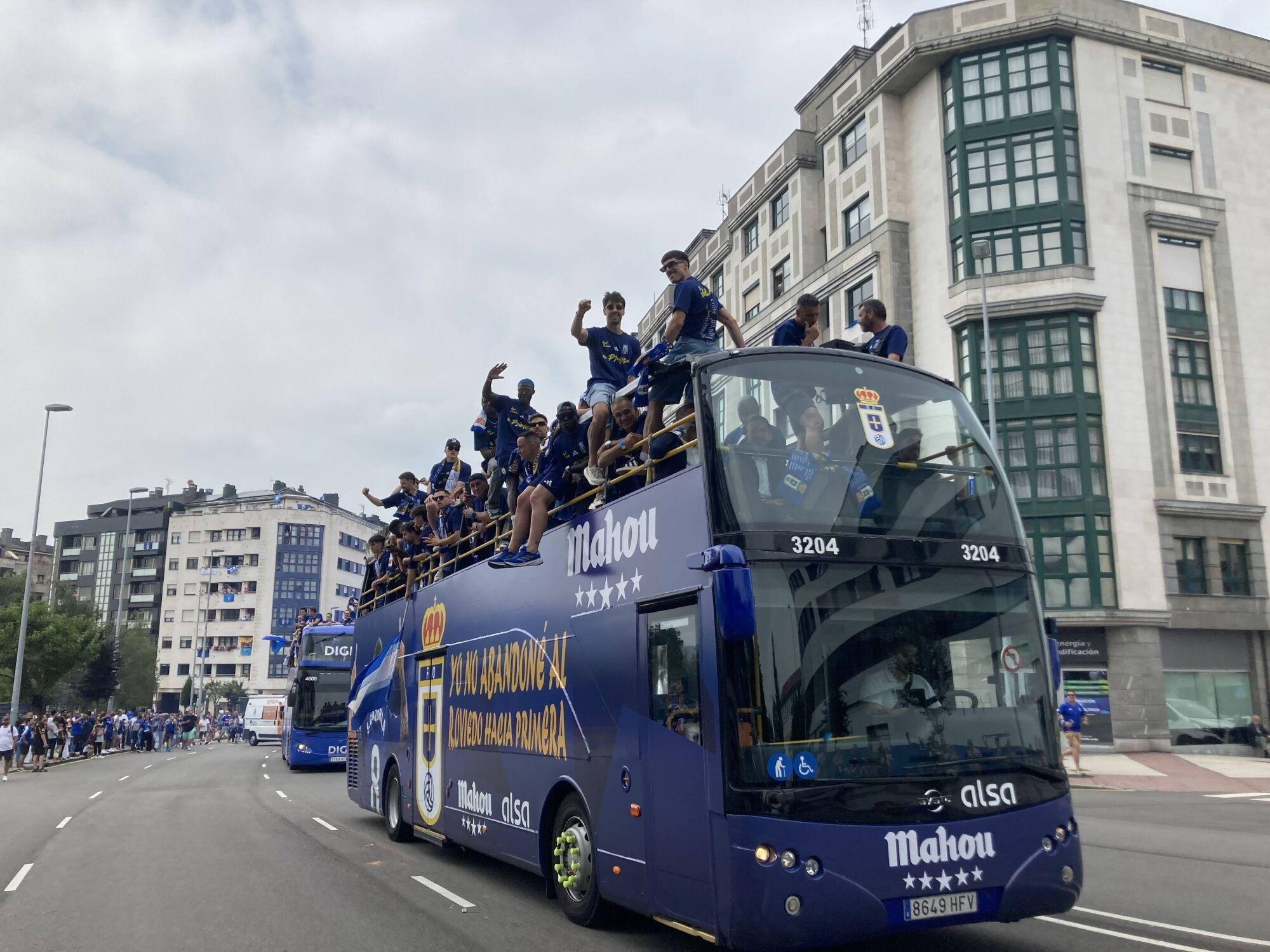 Locura azul en las calles de Oviedo para celebrar el ascenso del equipo a Primera División
