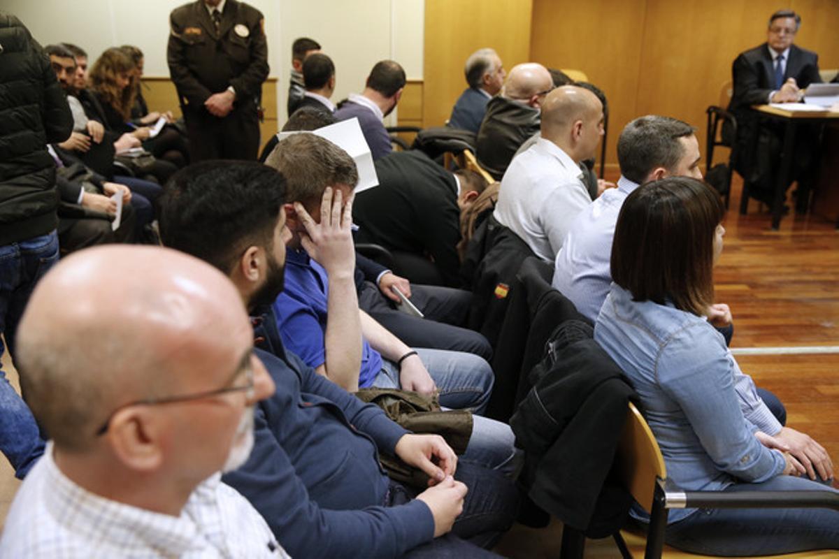 El Constitucional ordena al Suprem tornar a sentenciar l'assalt a Blanquerna El Constitucional ordena al Suprem tornar a sentenciar l'assalt a Blanquerna