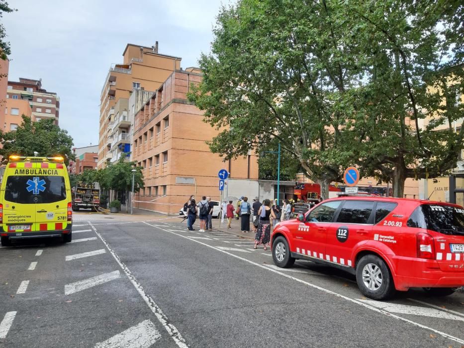 Tasques d'emergència a l'incendi del CAP de Salt