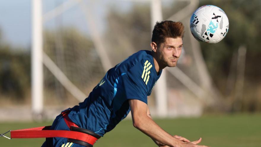 Kosa realiza un remate de cabeza durante un entrenamiento.