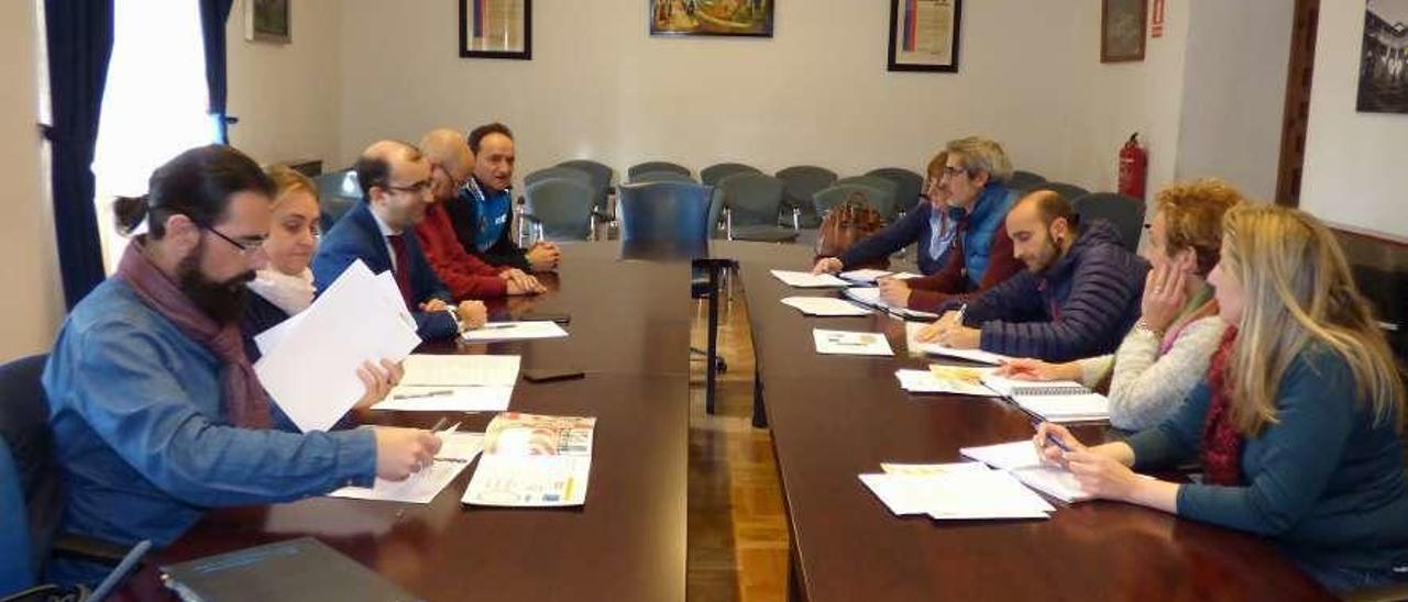 Reunión entre los organizadores de los cursos de seguridad vial y los directores de los colegios cangueses, ayer, en el Ayuntamiento de Cangas del Narcea.