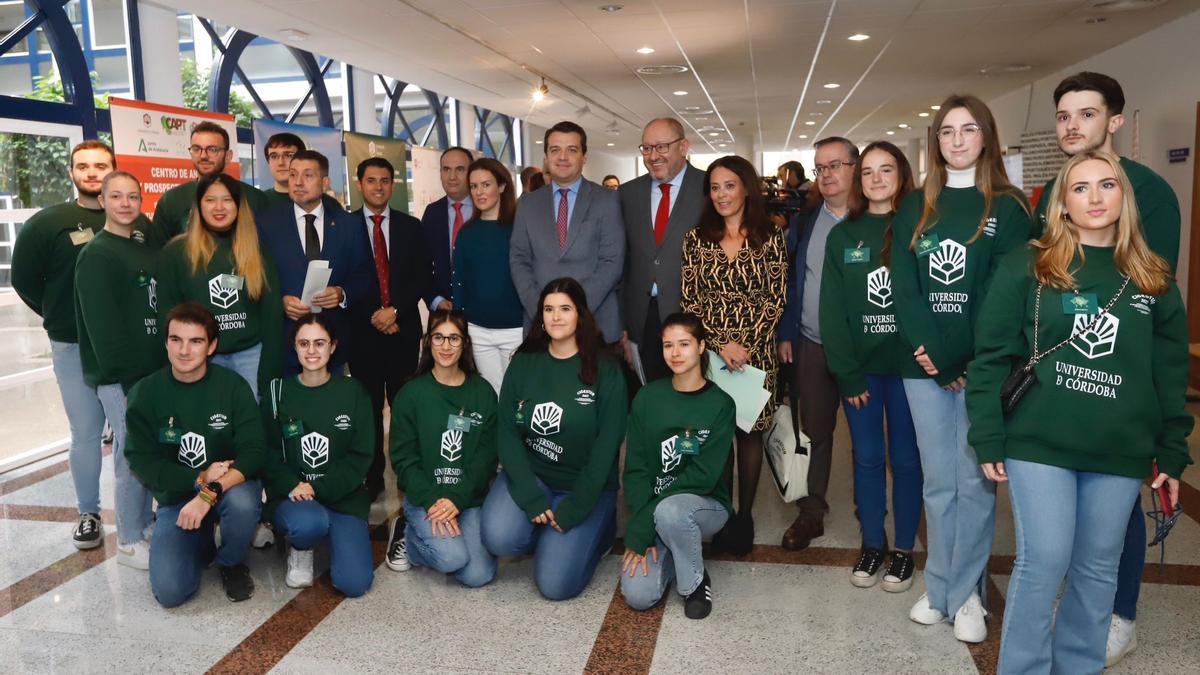 Foto de familia de autoridades, organizadores y alumnos del congreso.