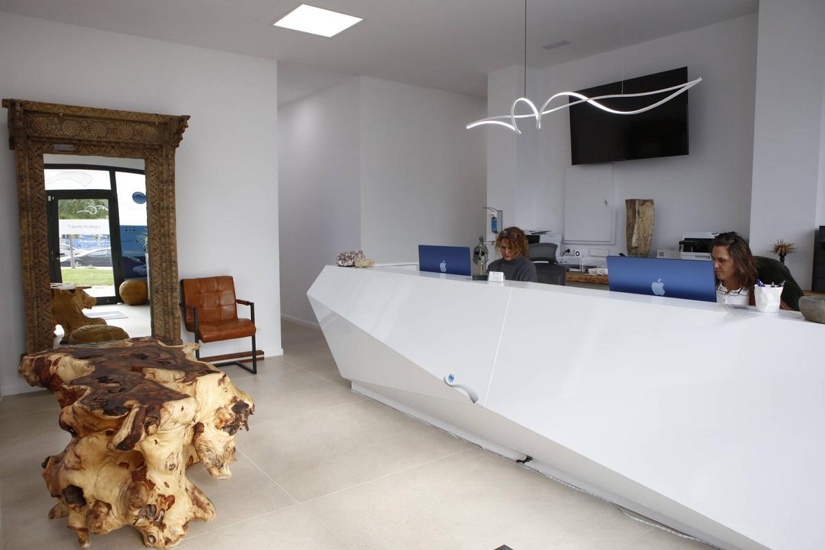 Die Praxis des Facharztes für Orthopädie und Unfallchirurgie Dr. Heiko Miguel Diedrich befindet sich im Neubauviertel Nou Llevant in Palma. Hier der Empfangsbereich.