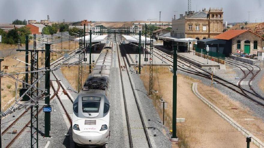 Un tren a su paso por Zamora.