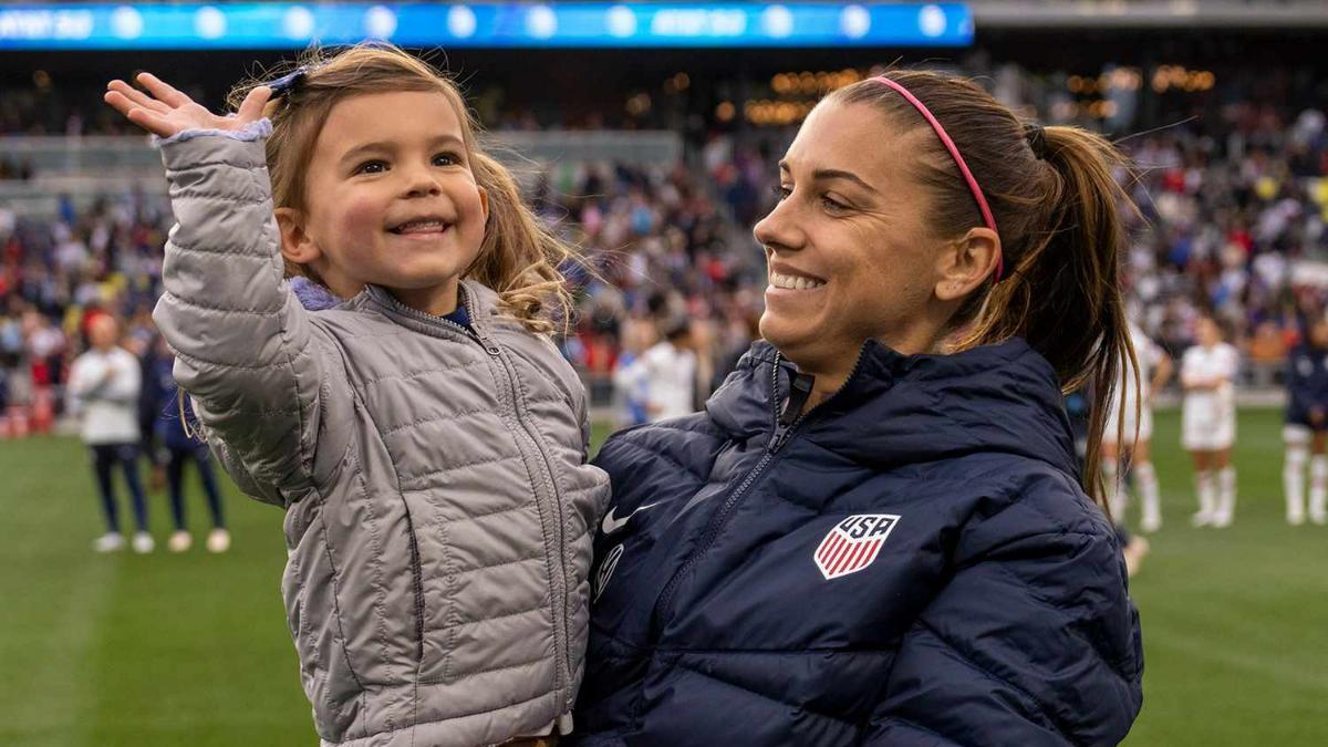 Alex Morgan con su hija, Charlie