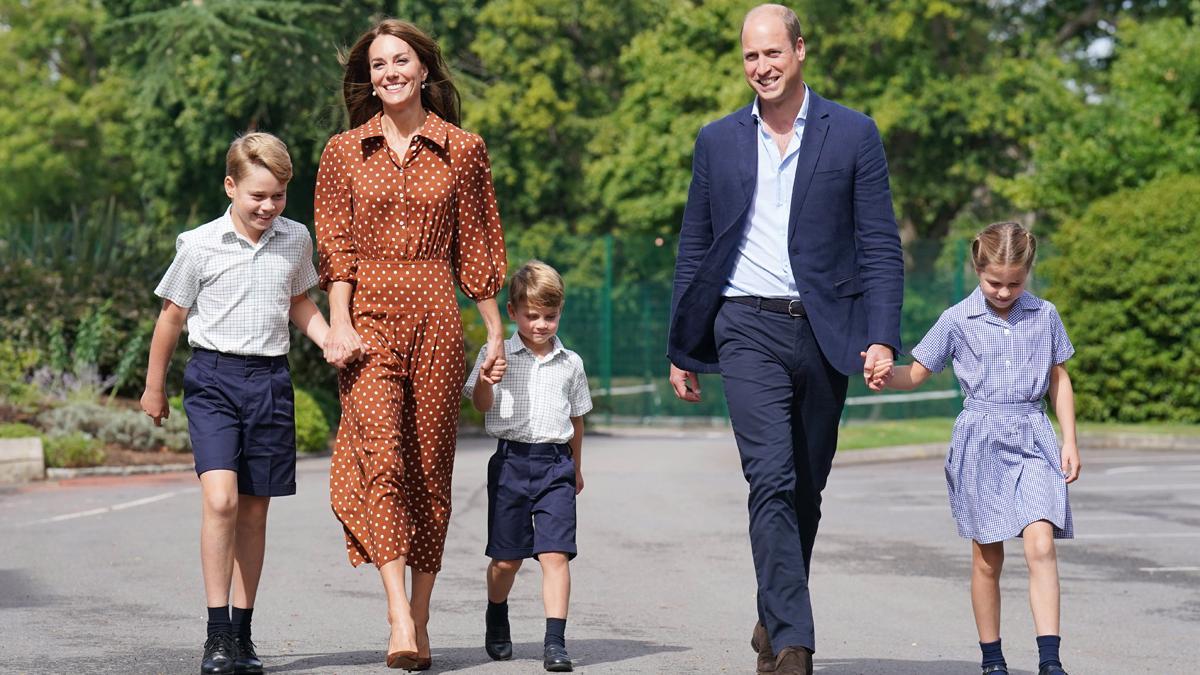 Los duques de Cambridge acompañan a sus hijos en el primer día de colegio