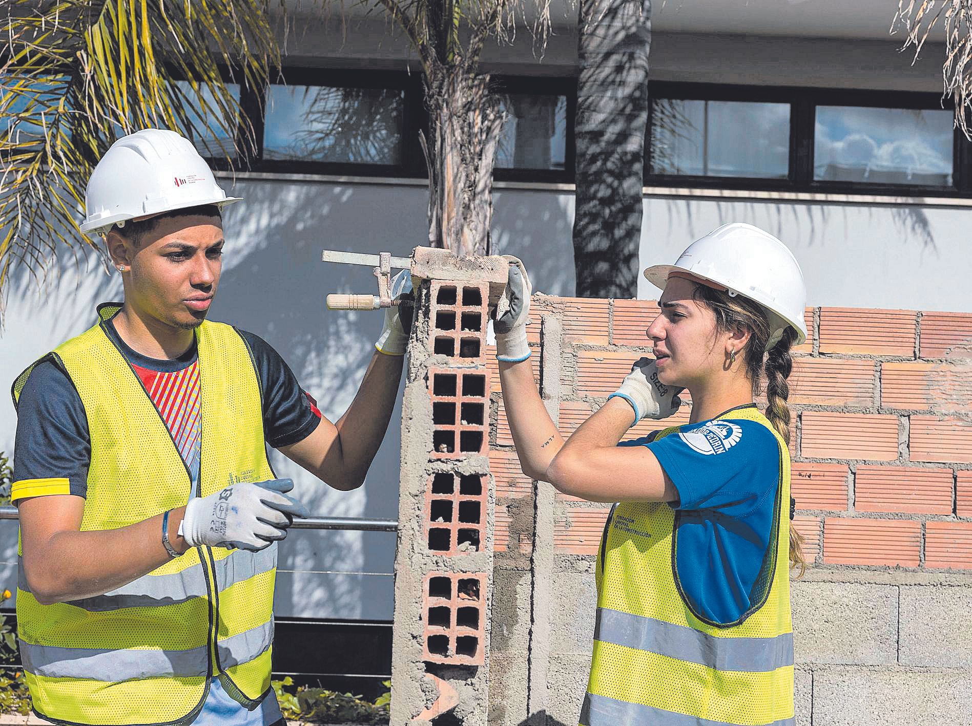 A la derecha, Gisela González, alumna de FP, de la Fundación Laboral de la Construcción, en Can Valero, con uno de sus compañeros.