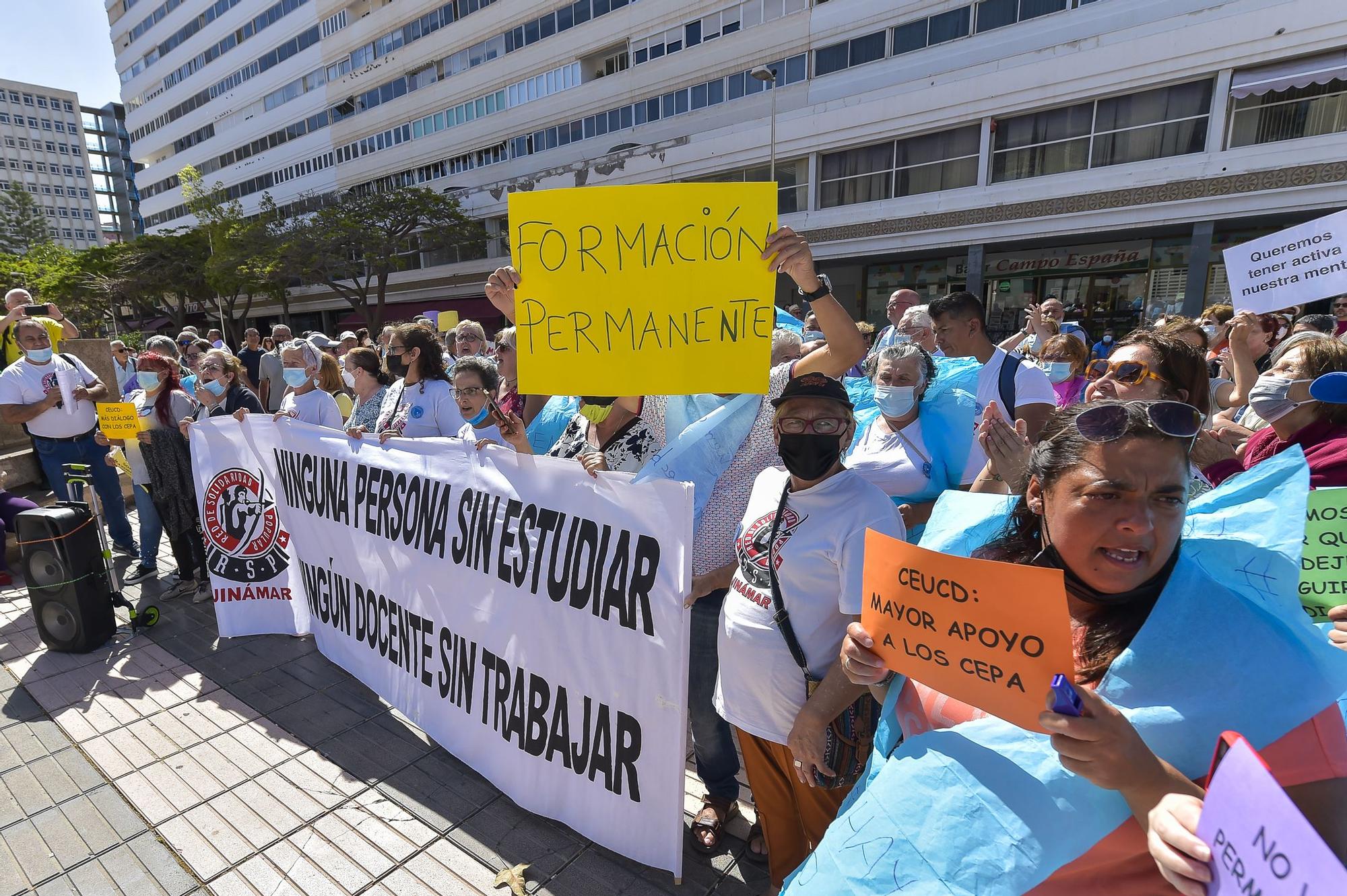 Manifestación contra el recorte en la educación para mayores