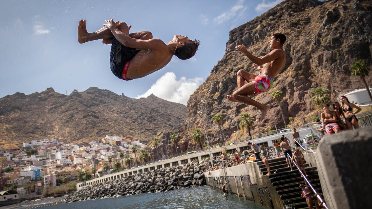 Varios jóvenes se bañan en la costa tinerfeña.