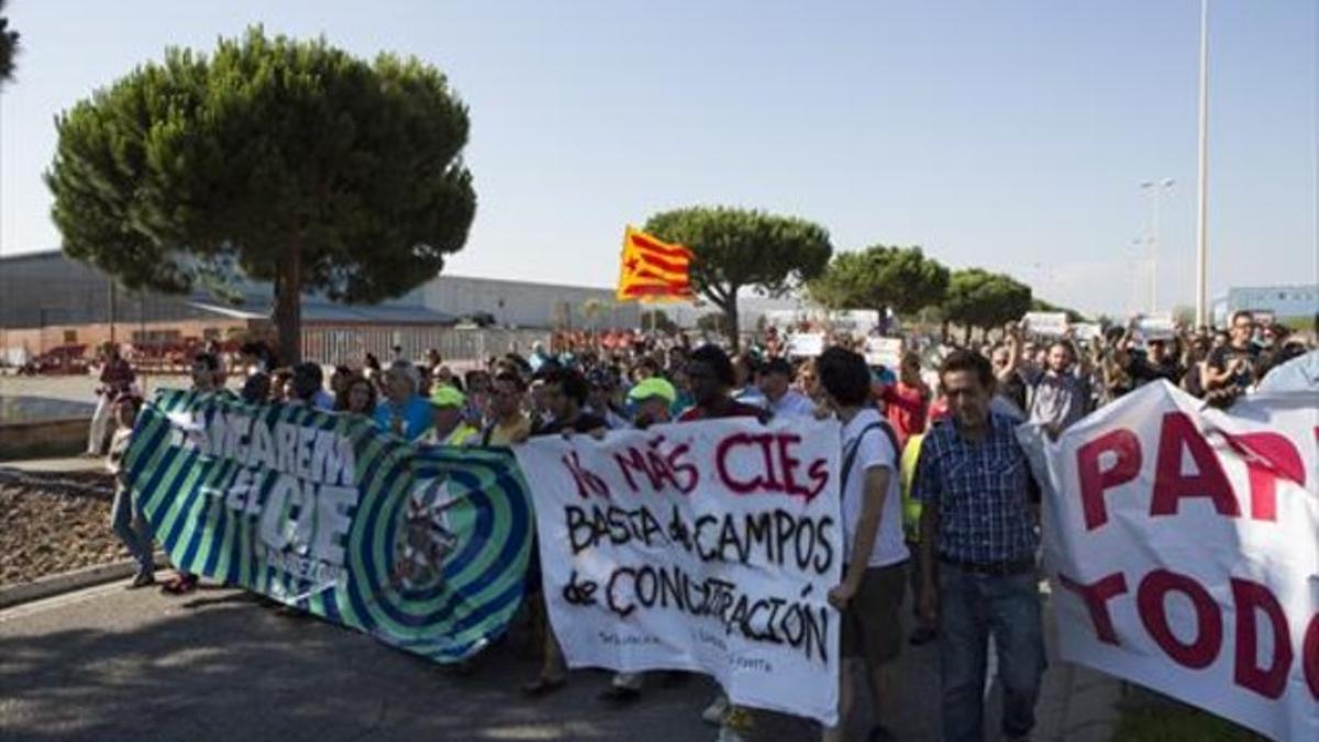 Manifestación en contra de los CIE, ante el centro de internamiento de la Zona Franca, el pasado 20 de junio.