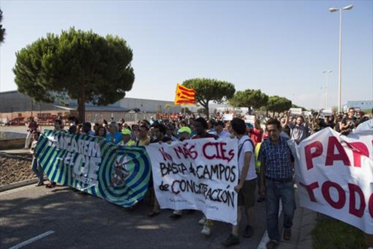 Manifestación en contra de los CIE, ante el centro de internamiento de la Zona Franca, el pasado 20 de junio.