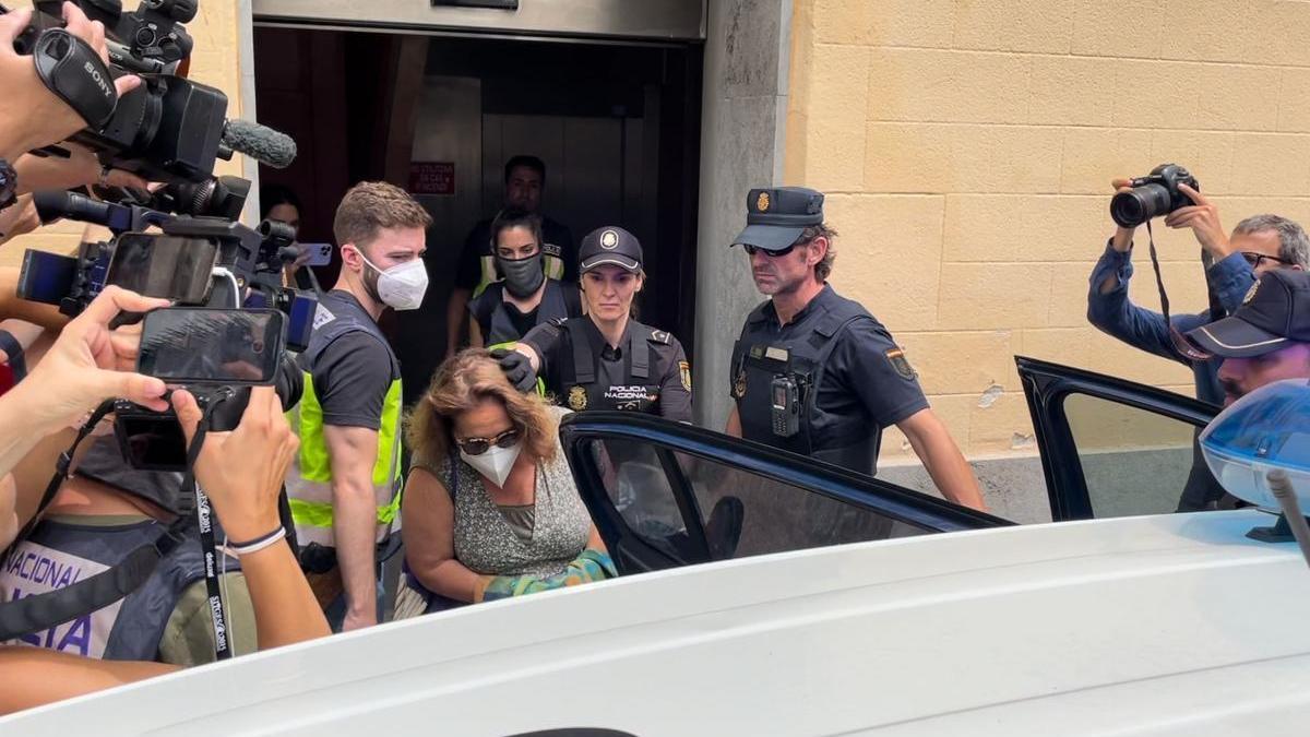 Momento de la detención de la alcaldesa de Sitges, Aurora Carbonell.