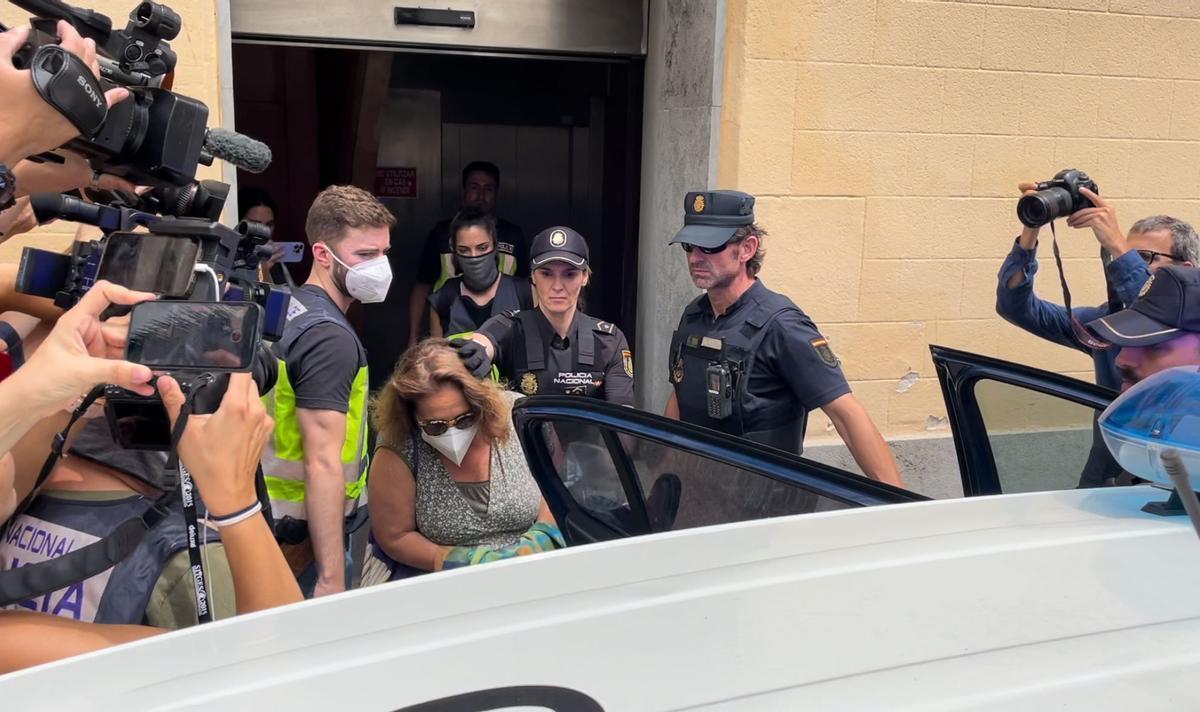 Momento de la detención de la alcaldesa de Sitges, Aurora Carbonell.