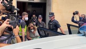 Momento de la detención de la alcaldesa de Sitges, Aurora Carbonell.