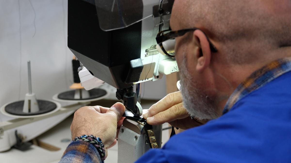 Un zapatero en plena producción.