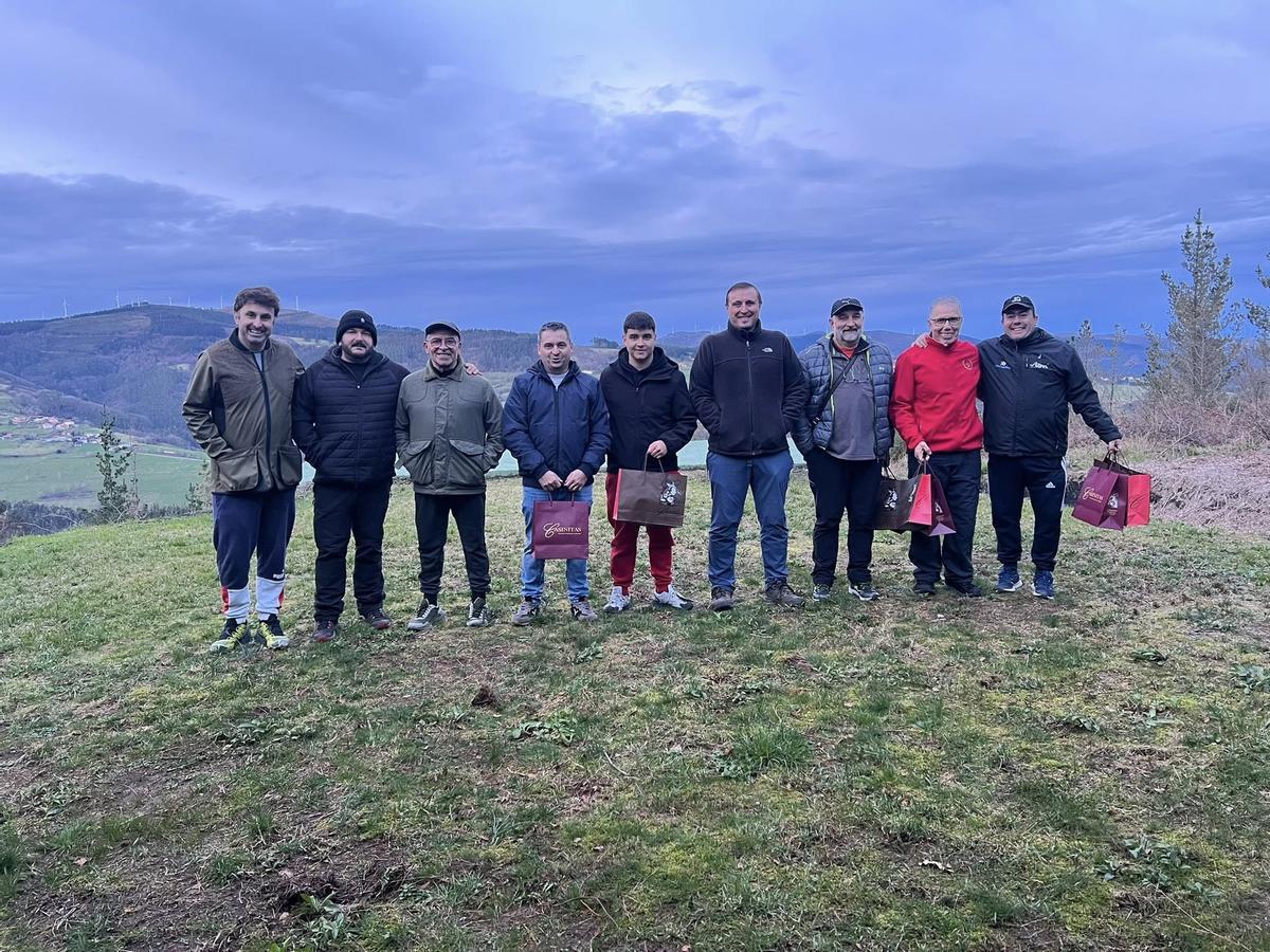 Tiradores asistentes a uno de los entrenamientos con premio del campo de tiro.