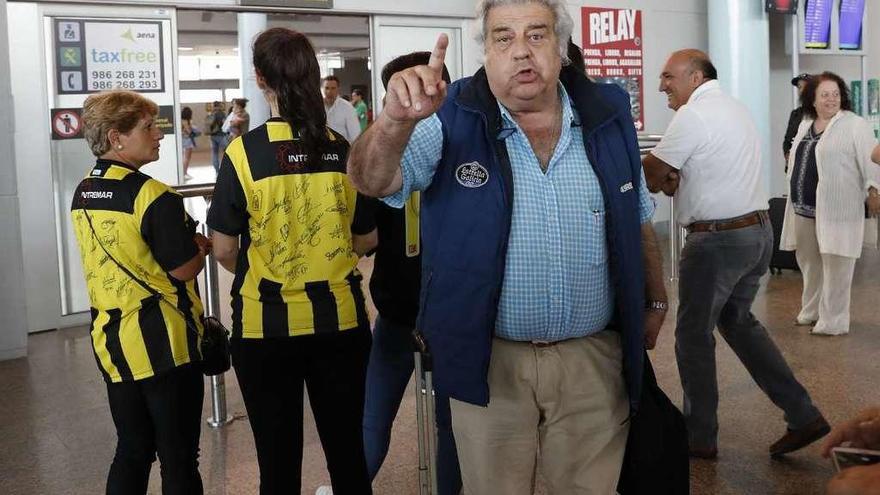 Manolo Seoane, presidente del Rápido, ayer en el aeropuerto de Peinador.