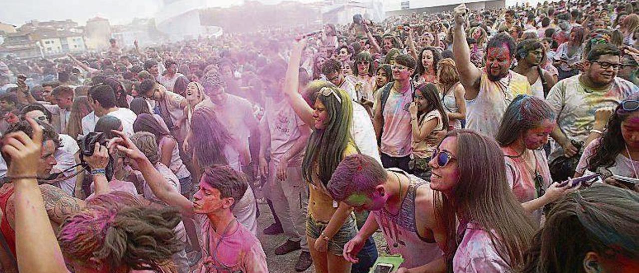 Asistentes a la Holi Party avilesina del año pasado.