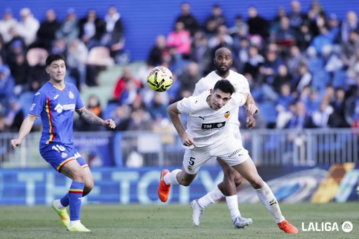 César Tárrega despeja un balón en el Coliseum durante el Getafe - Valencia de LaLiga EA Sports