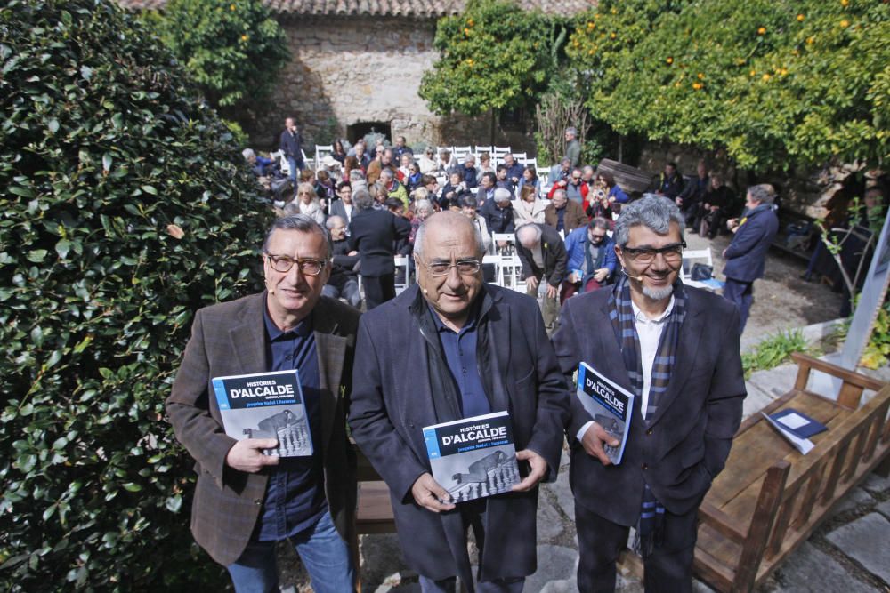 El llibre s'ha presentat al jardí de l'Àngel