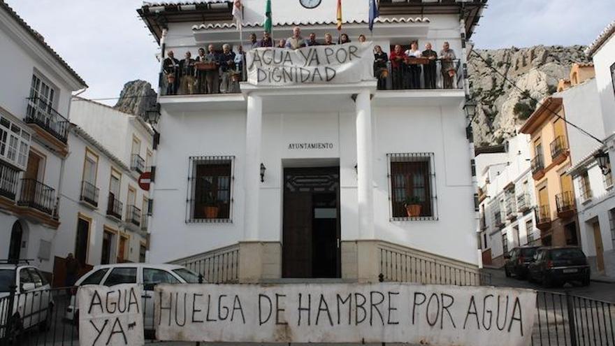 Los vecinos siguen encerrados en el Ayuntamiento de Abdalajís.