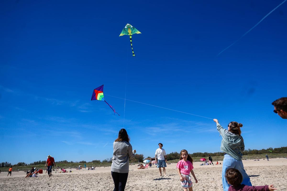 Cometas y comidas familiares en las playas del sur de València