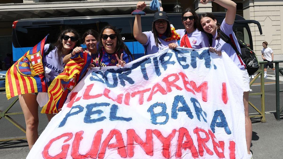 Aficionadas blaugranas con pancartas en Turín, antes de la celebración de la final de la Champions femenina.