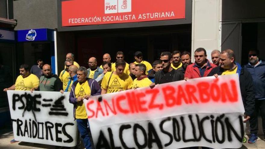 Así fue la protesta de los trabajadores de ALCOA frente a la sede de la Federación Socialista Asturiana (FSA)