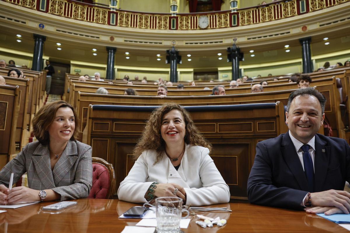 Los diputados del Parlamento de Baleares Lorenzo Córdoba Marí, Cristina Gil Membrado (i) y Pilar Costa i SerraToma participan en la toma en consideración de la Proposición de reforma constitucional para la reforma del artículo 69.3 de la Constitución española a los efectos de que la isla de Formentera elija un senador propio, con independencia del que elija la isla de Eivissa durante el pleno del Congreso de los Diputados, este martes en Madrid. EFE/ Mariscal