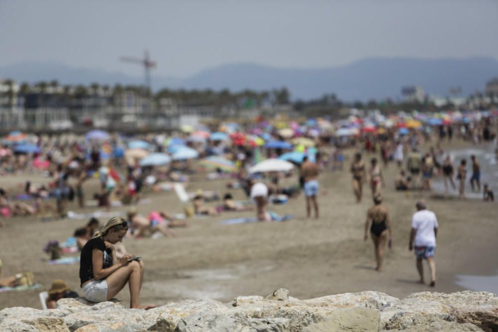 Las playas de València se llenan el primer fin de semana del verano