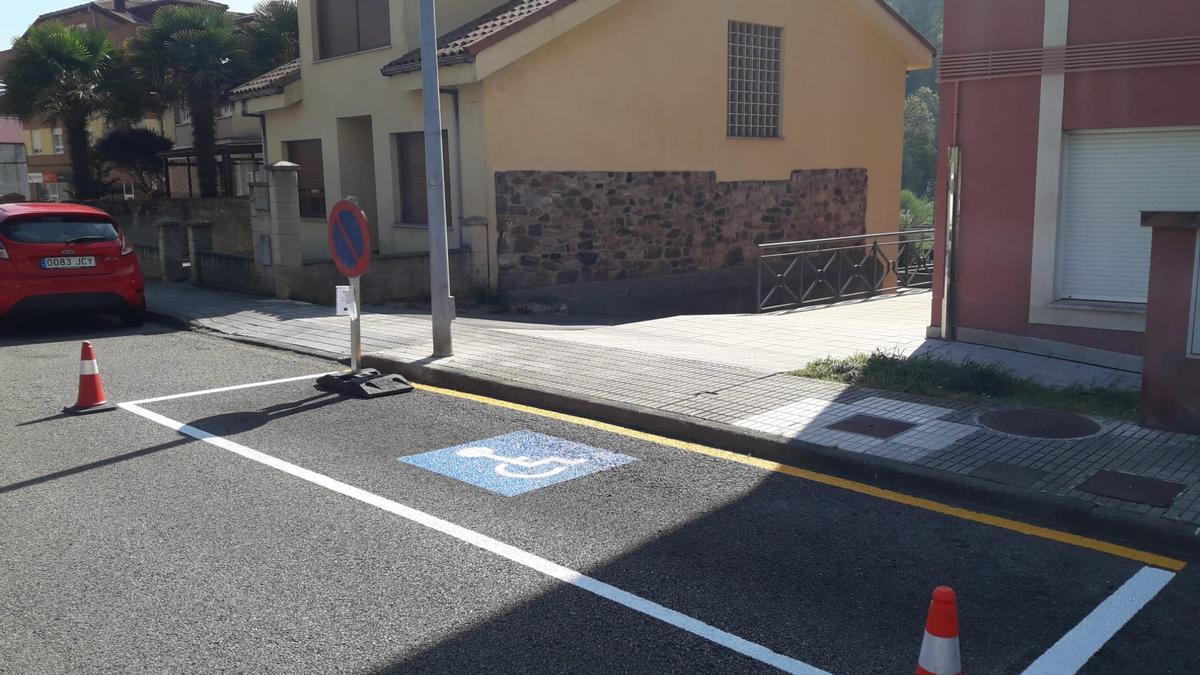 Una de las nuevas plaza para personas con movilidad reducida.