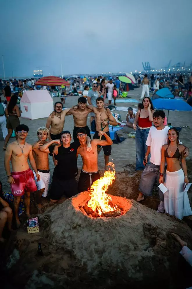 Todas las fotos de una noche de San Juan sofocante en las playas de València