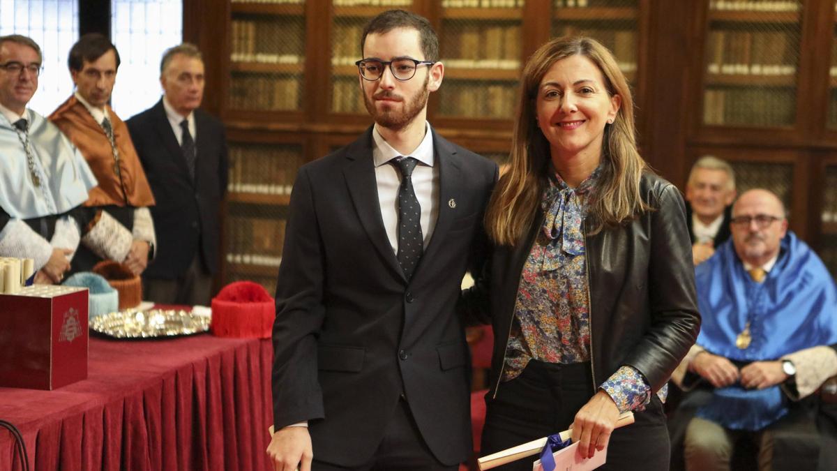 Premio Fin de Grado en Biotecnología, patrocinado por Alimerka, concedido a Don Saúl Alcalá Pérez. Hace entrega del premio Doña Paula Díaz - Caneja Gutiérrez .