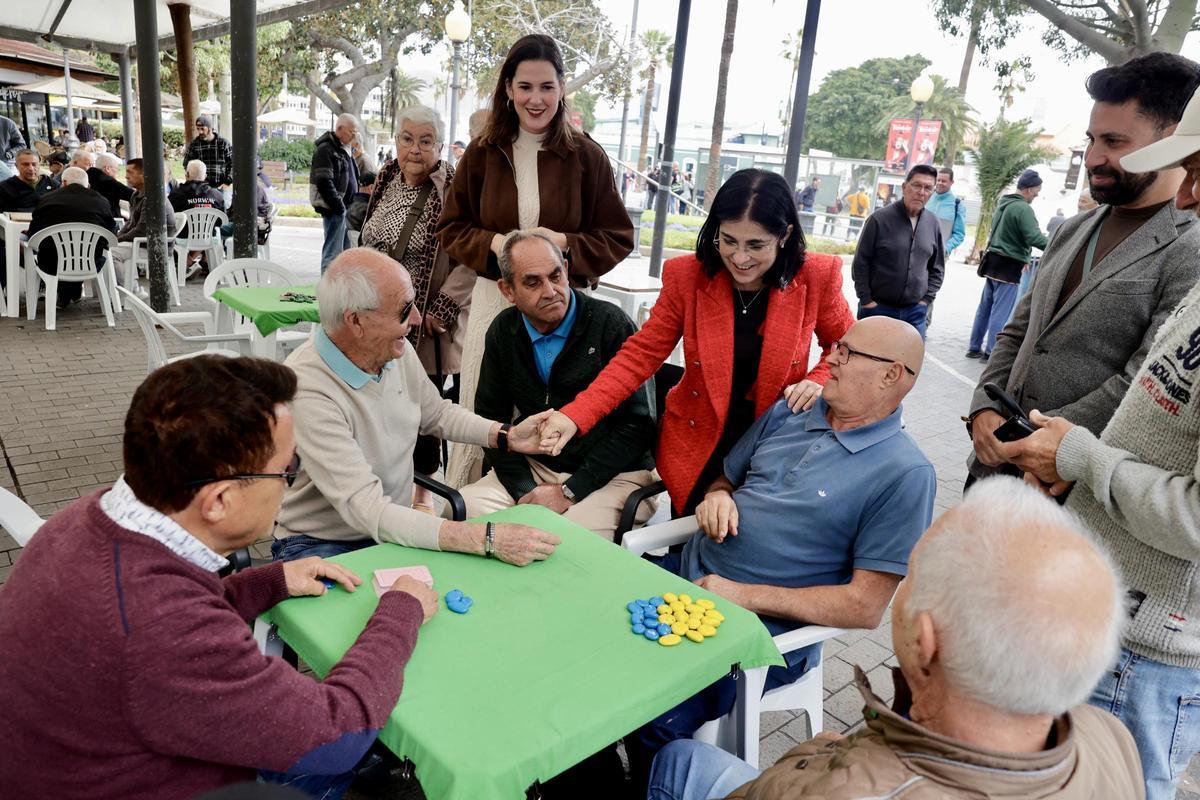 La alcaldesa mantiene un encuentro con personas usuarias de la zona de juegos de Santa Catalina.