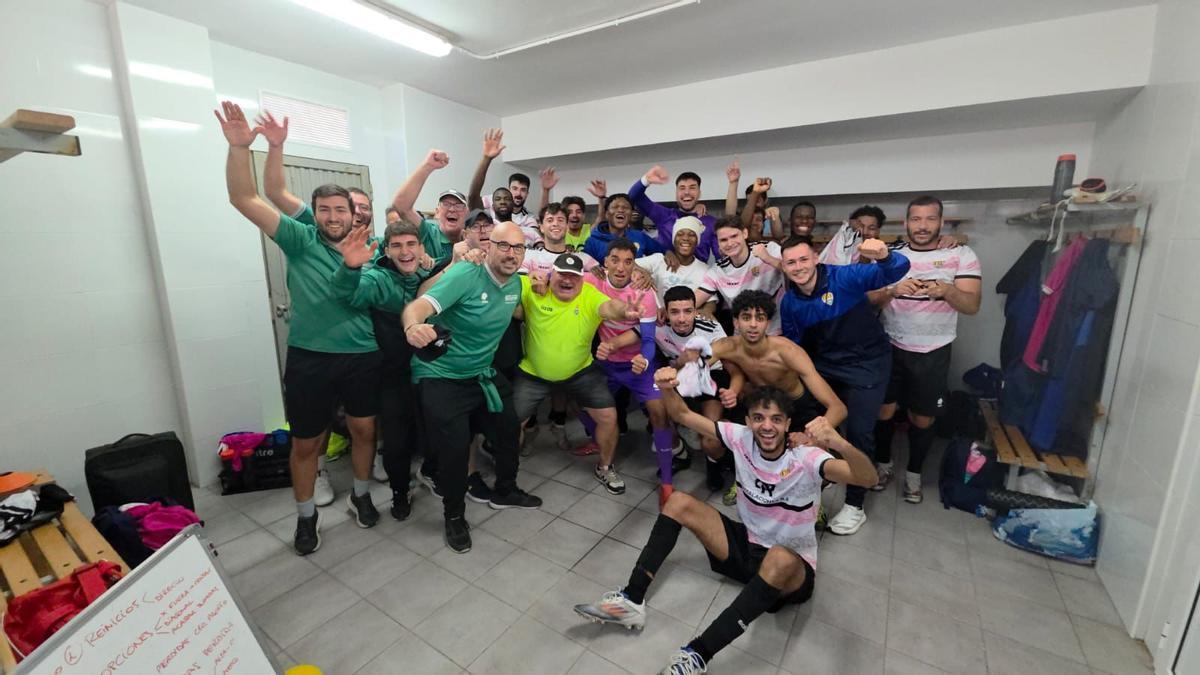 Alegría en el vestuario del Nou Jove Castelló tras su triunfo ante el Onda.