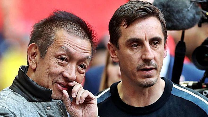 Gary Neville junto a Lim.