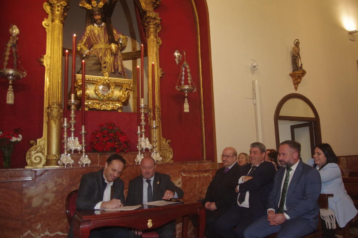 Firma del contrato para la realización de 'La Cruz del Mundo', sobre la que girará la celebración del L Aniversario de la bendición del Nazareno de los Pasos en el Monte Calvario, de la cofradía del Rocío