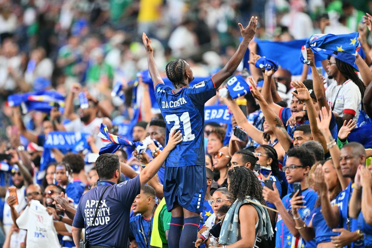 Nuno da Costa celebra la clasificación con los aficionados de Cabo Verde.