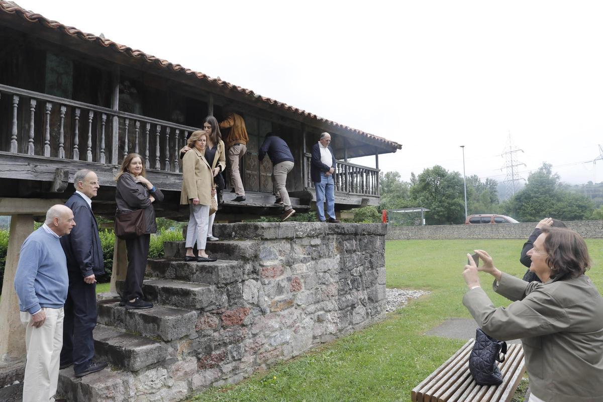 La comitiva portuguesa de "Terras sem sombra", "fascinada" con los hórreos de Ribera de Arriba, en imágenes