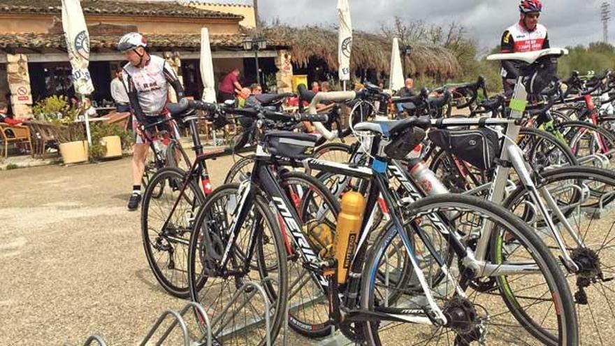 La terraza de Ca´s Busso no necesita playa para llenarse estos días con los ciclistas que recorren la carretera de Cala Pi a Sa Ràpita.