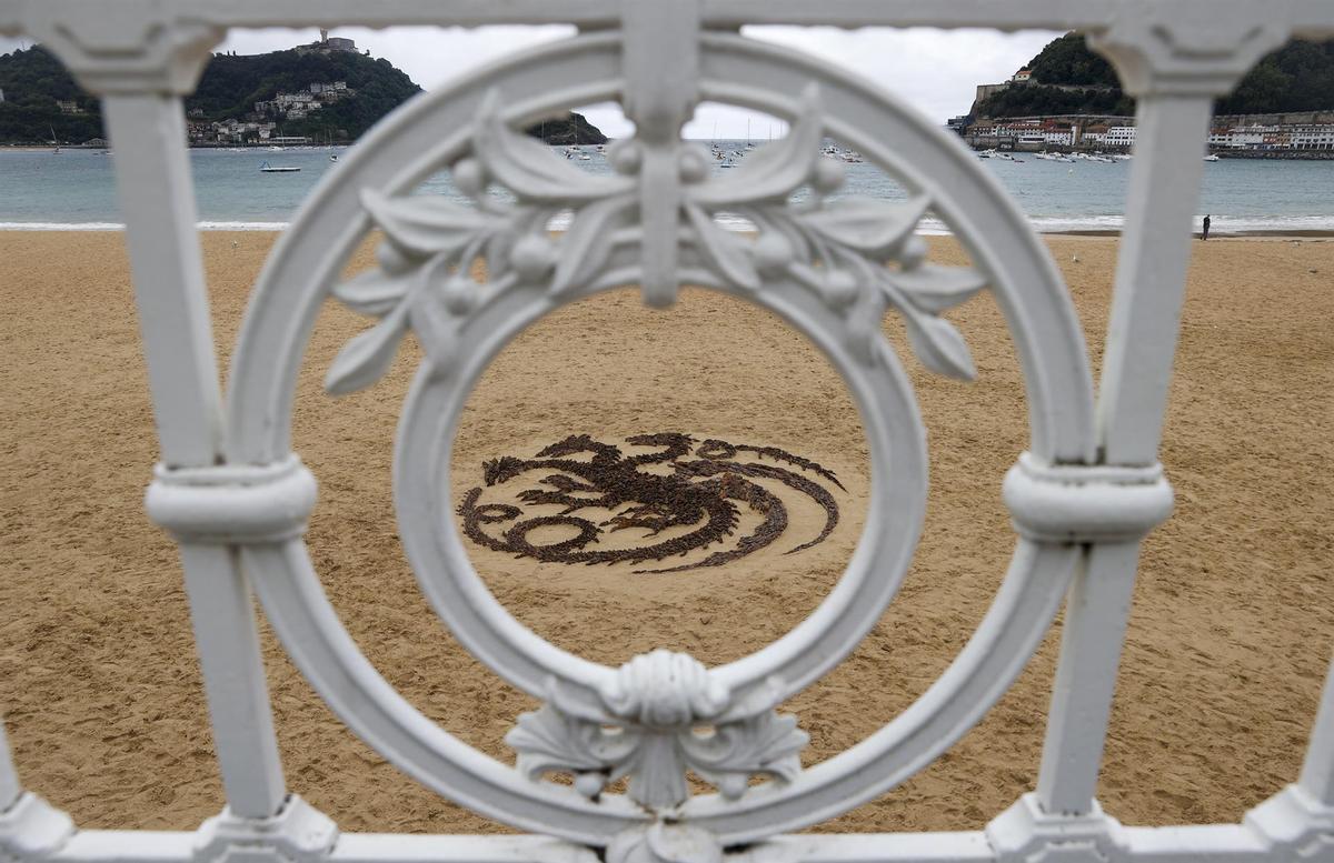 El escudo de los Targaryen, en una exhibición promocional de La Casa del Dragón, en la playa de la Concha de San Sebastián