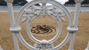 El escudo de los Targaryen, en una exhibición promocional de La Casa del Dragón, en la playa de la Concha de San Sebastián