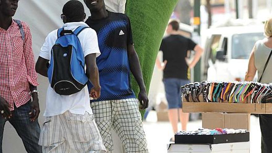 Una imagen de este verano de venta ambulante, supuestamente ilegal, en un paseo de Torrevieja.