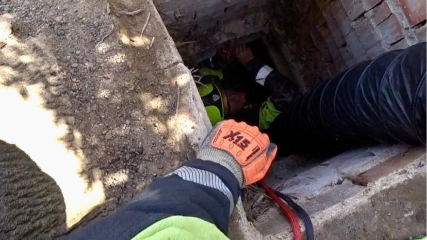 Rescatan  a una persona caída en una alcantarilla en la Estación de Cártama