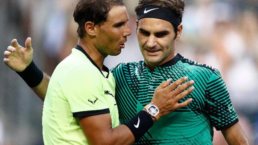 Nadal saluda a Federer después de su partido.