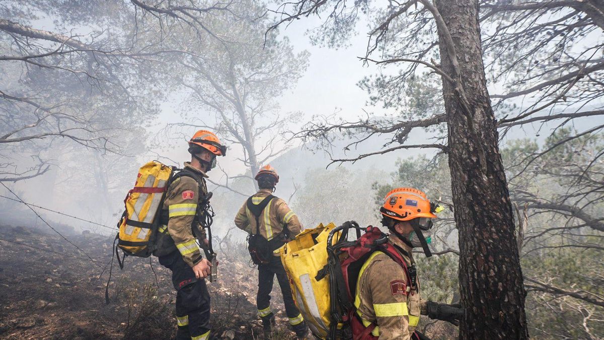 Fuego en Baix Ebre. Los bomberos trabajan en el incendio forestal en Paüls, Tarragona, este martes.
