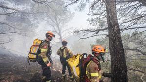 Fuego en Baix Ebre. Los bomberos trabajan en el incendio forestal en Paüls, Tarragona, este martes.