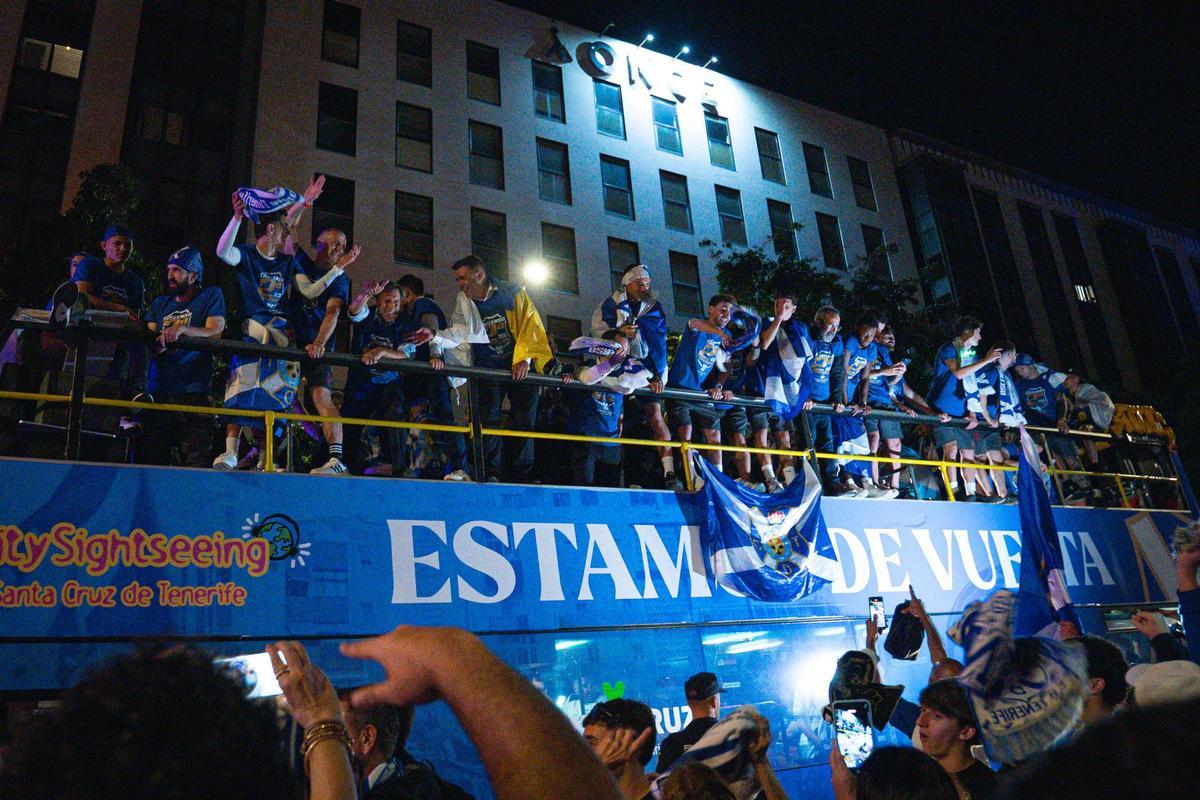 La plantilla del CD Tenerife llega al Cabildo para celebrar el ascenso con la afición blanquiazul La plantilla del CD Tenerife llega al Cabildo para celebrar el ascenso con la afición blanquiazul