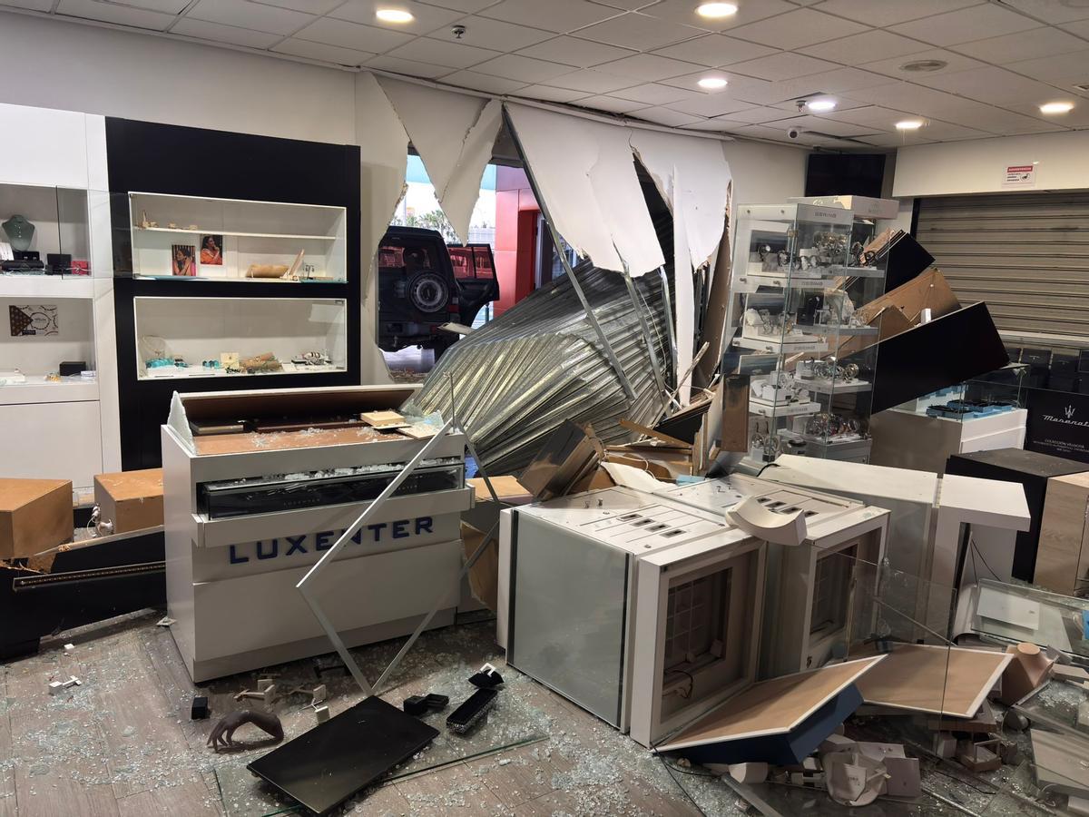 Interior del negocio tras la irrupción de los ladrones, que destrozaron todo el mobiliario.
