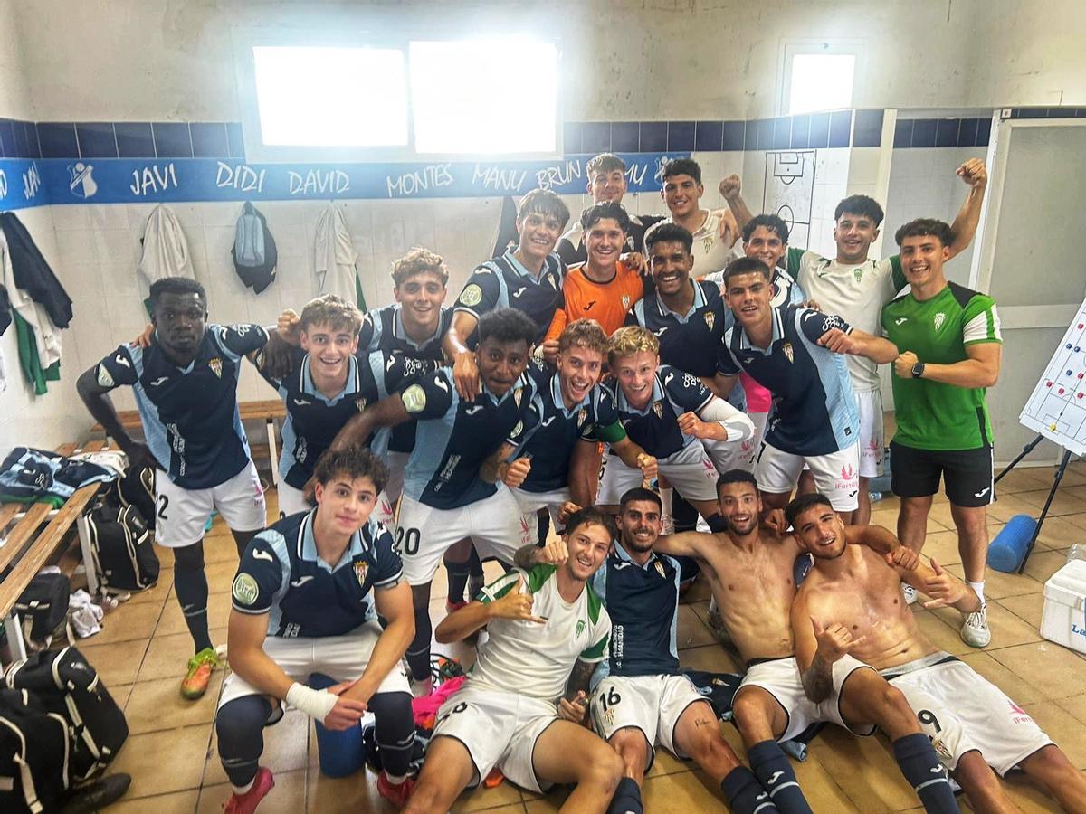 Los jugadores del Cordoba CF B celebran la victoria ante el Castilleja.